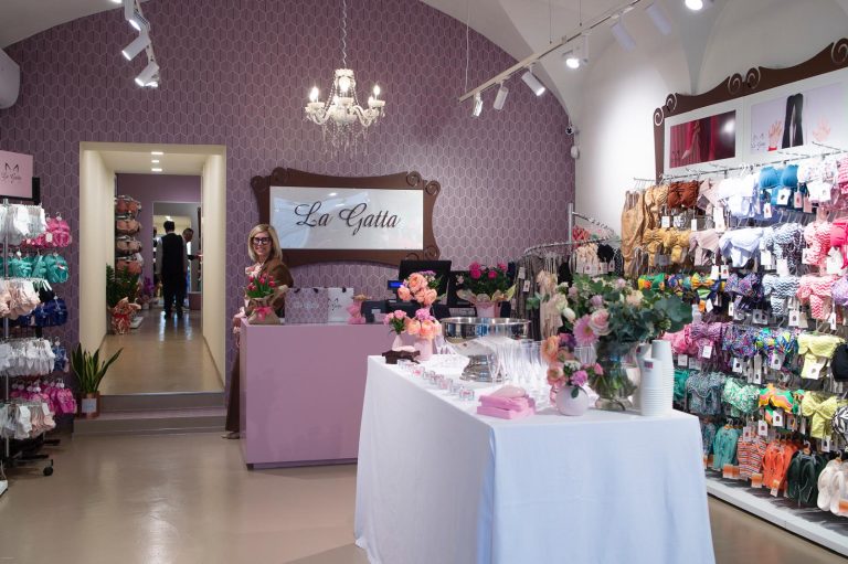 Interno del negozio, in particolare la presenza della titolare Daniela nel giorno dell'inaugurazione.