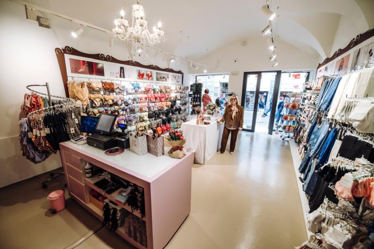 Interno negozio con presenza della titolare Daniela